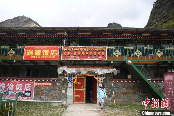 玉麥鄉(xiāng)里修建了飯店與旅館?！钊A峰 攝