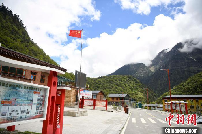 玉麥鄉(xiāng)內(nèi)道路變成了硬化路。　楊華峰 攝