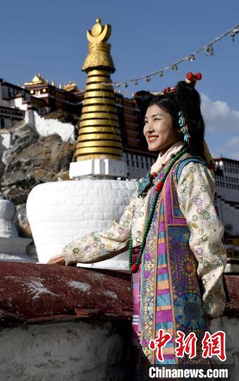 西藏自治區(qū)級(jí)非遺項(xiàng)目——拉薩服飾，圖為舊時(shí)拉薩貴族婦女的裝扮。