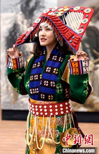 圖為國家級(jí)非遺項(xiàng)目——西藏那曲申扎縣的巴扎服飾?！±盍?攝