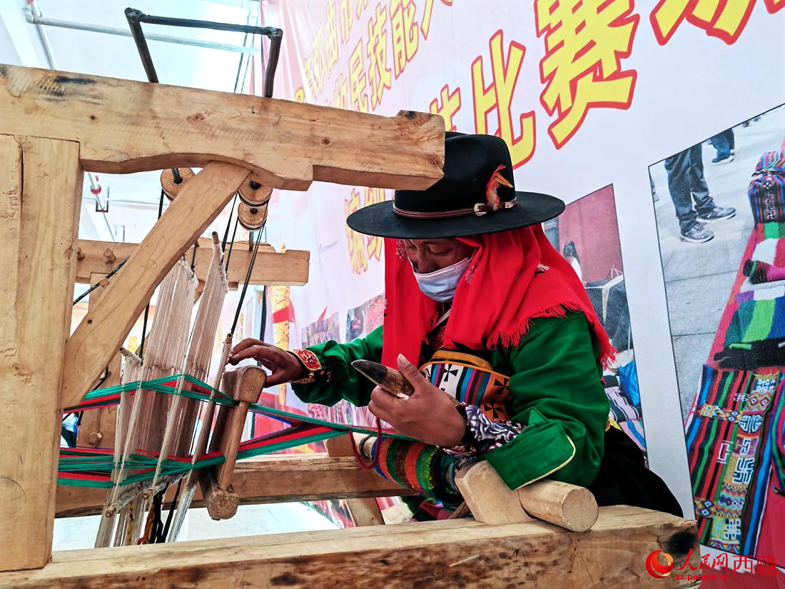 紡織手藝展示。人民網(wǎng) 李海霞攝