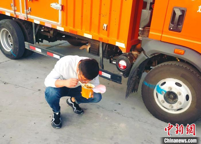 由于沿路疫情原因，閆光宇和朋友只能在服務(wù)區(qū)簡(jiǎn)餐。　鄭朋 攝