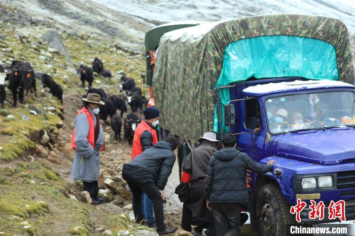 圖為牧民們查看車輛準備出發(fā)?！÷蹇?攝