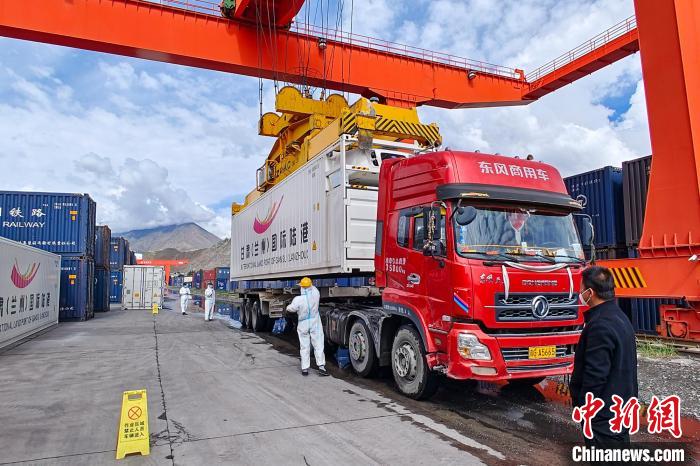 援助物資卸車現(xiàn)場?！F青藏集團有限公司拉薩車務段 供圖