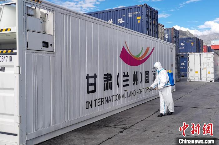 9月9日，甘肅省援助拉薩700噸生活物資“乘冷鏈專列”抵達拉薩?！F青藏集團有限公司拉薩車務段 供圖