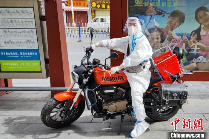 圖為西藏阜康醫(yī)療工作人員騎摩托為居家防疫市民送藥?！∈茉L者供圖