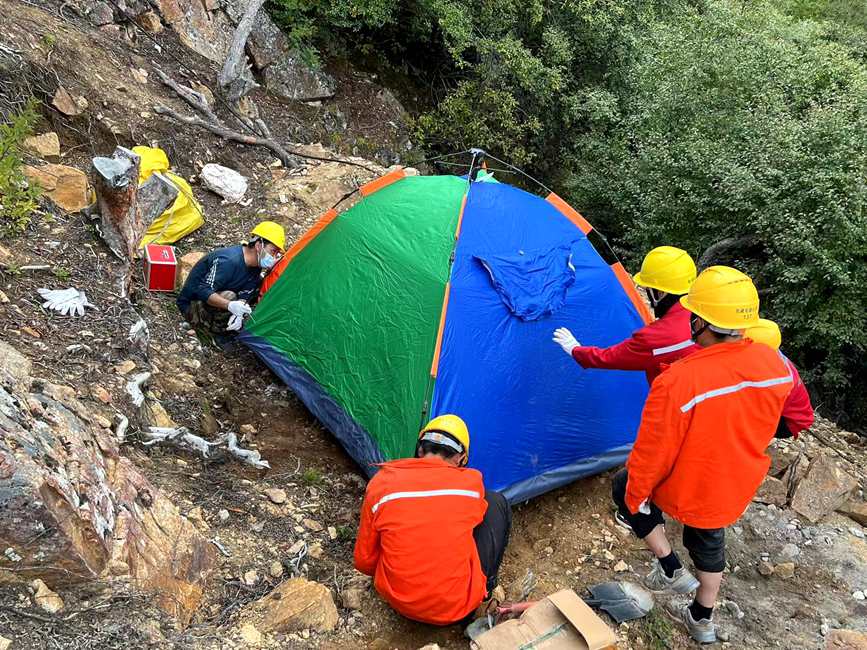 9月15日，電力施工人員正在施工點(diǎn)附近搭建暫居帳篷。白瑪多吉攝