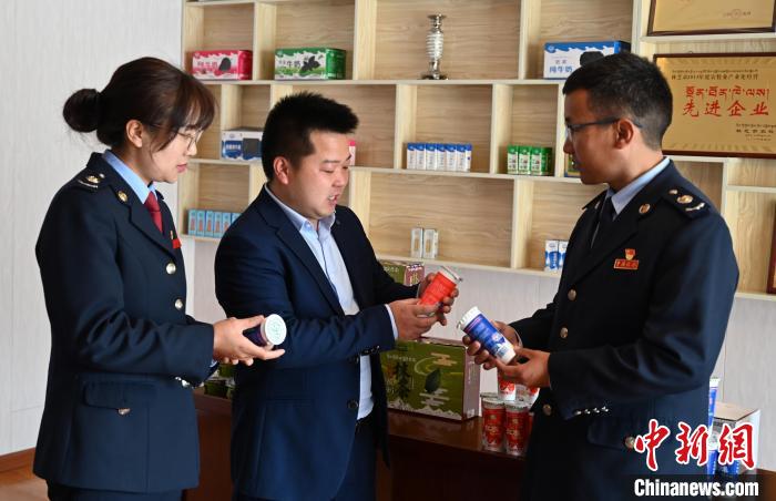圖為林芝稅務(wù)部門上門了解企業(yè)情況，并宣講稅收政策。資料圖 趙朗 攝