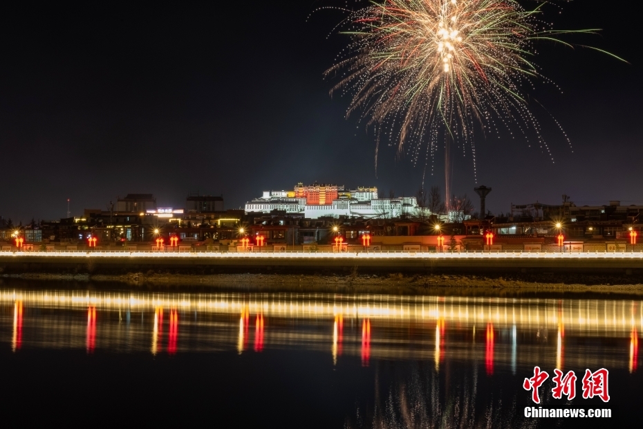 資料圖為2022年3月1日，拉薩迎來藏歷新年“古突夜”，煙花與被燈光照亮的布達(dá)拉宮交相輝映。 <a target='_blank' href='/'><p  align=
