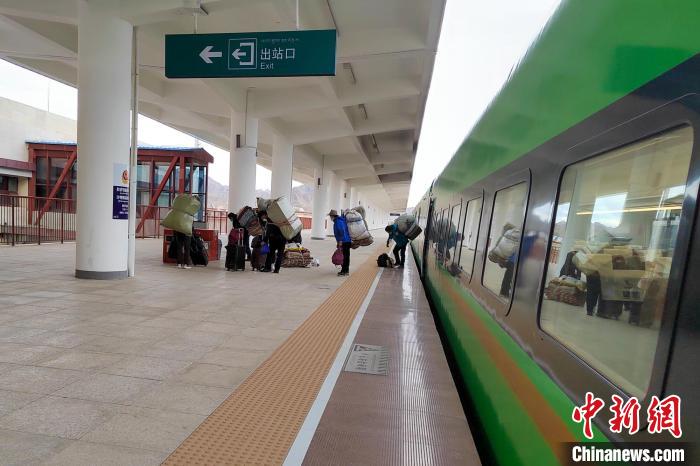 乘客乘復(fù)工專列抵達日喀則。　拉薩車務(wù)段 供圖