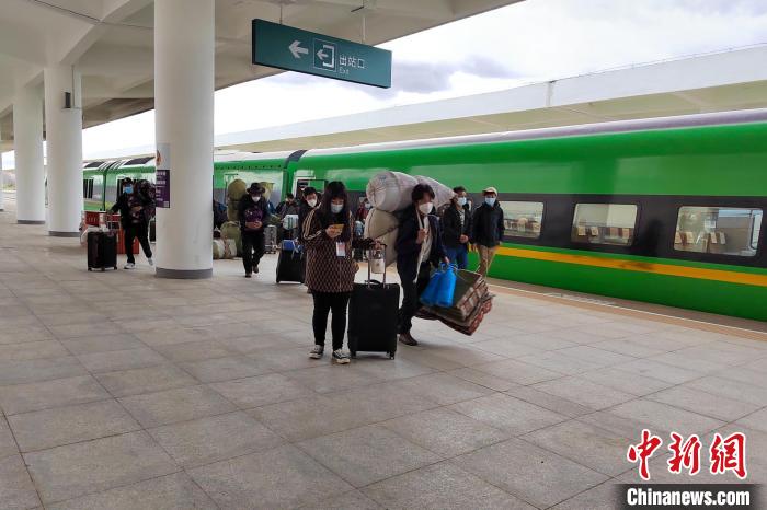 10月6日，乘客乘復(fù)工專列抵達日喀則?！±_車務(wù)段 供圖