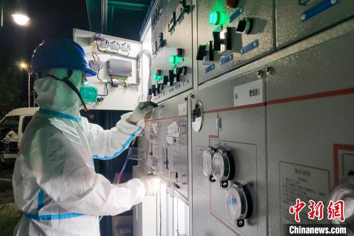 西藏電力部門順利完成方艙醫(yī)院供電設(shè)備安全可靠接入?！⊥醮箫w 攝