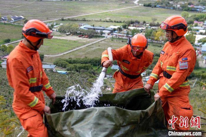 技能大練兵過程中，消防員在陡坡上向蓄水池注水。　李國燾 攝