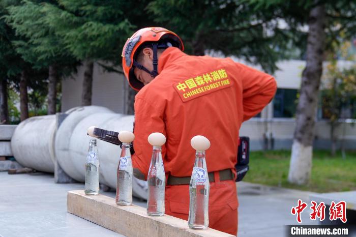 西藏林芝森林消防技能大練兵現(xiàn)場，消防員使用液壓鉗夾取雞蛋?！钣例?攝