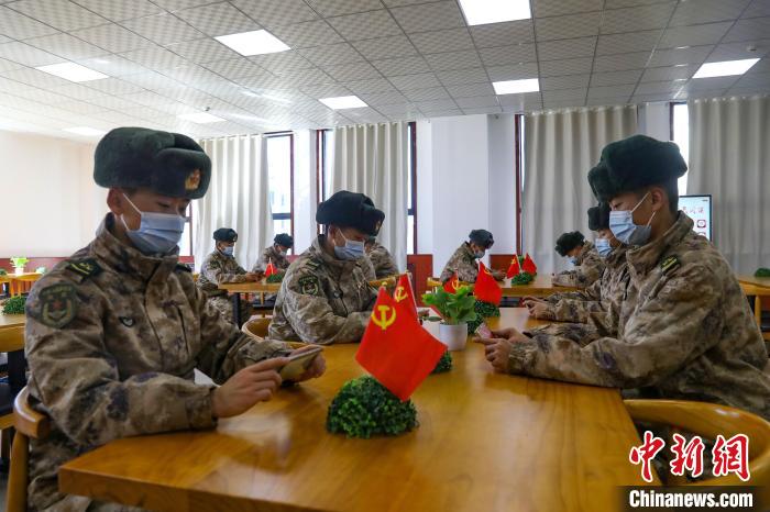 圖為阿里軍分區(qū)某邊防團(tuán)組織官兵通過手機(jī)收聽收看二十大開幕盛況?！詵|供圖