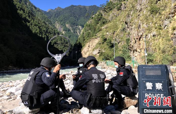 圖為西藏吉隆出入境邊防檢查站移民管理警察在中尼邊境巡邏途中收看二十大開幕直播?！」陆y(tǒng) 攝