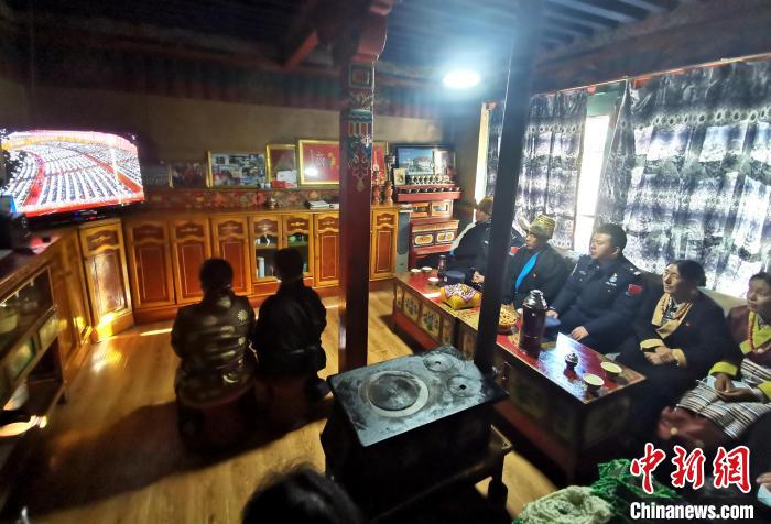 圖為西藏普蘭出入境邊防檢查站斜爾瓦執(zhí)勤點(diǎn)移民管理警察與駐地民眾一起收看二十大開幕盛況?！」鶗怨?攝