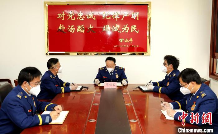 圖為西藏森林消防總隊(duì)在二十大開幕會(huì)結(jié)束后組織學(xué)習(xí)討論?！∥鞑厣窒揽傟?duì)供圖