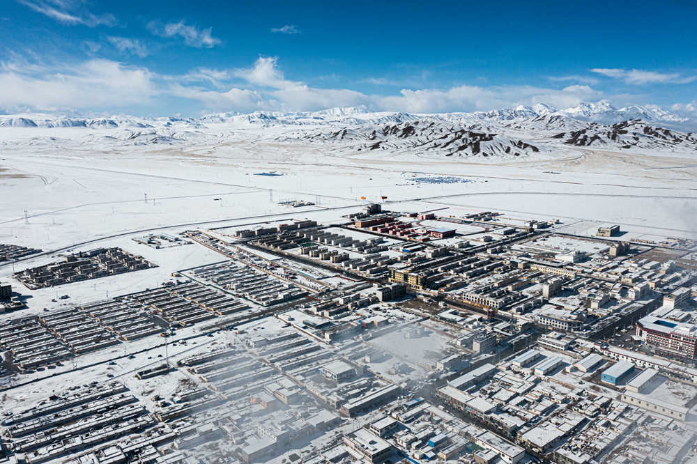 西藏阿里地區(qū)改則縣迎來初雪，銀裝素裹，美如畫卷。