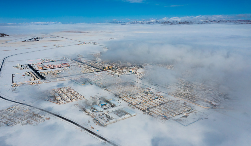西藏阿里地區(qū)改則縣迎來初雪，銀裝素裹，美如畫卷。
