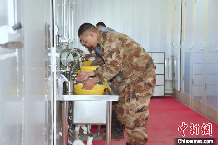 圖為阿里軍分區(qū)某邊防團(tuán)官兵在新建水房洗漱?！詵| 攝