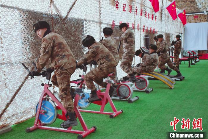 圖為阿里軍分區(qū)某邊防團(tuán)官兵在陽光房里鍛煉?！詵| 攝