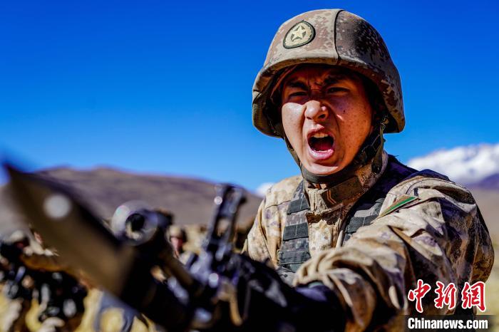 官兵正在進行刺殺操訓練。　西藏山南軍分區(qū)某團供圖
