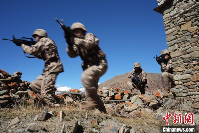 官兵正在進行戰(zhàn)術綜合訓練?！∥鞑厣侥宪姺謪^(qū)某團供圖