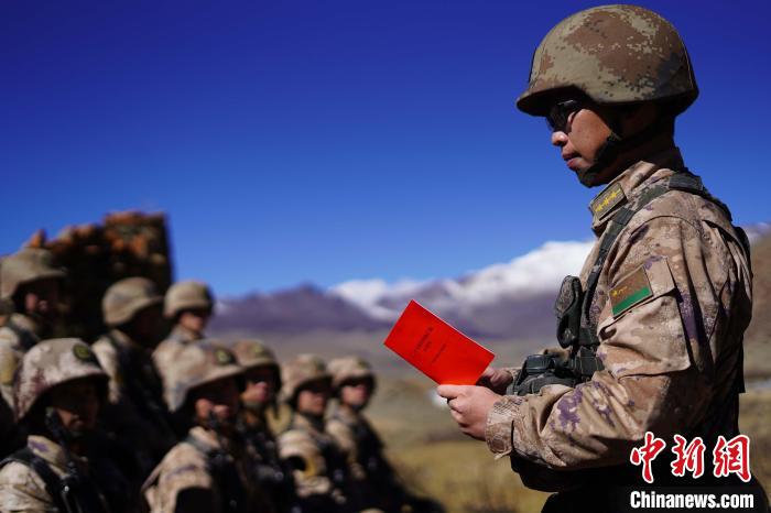 訓練間隙，楊磊正在為官兵作宣講。　西藏山南軍分區(qū)某團供圖