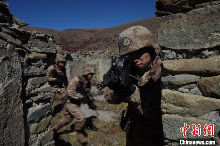 官兵正在進行戰(zhàn)術綜合訓練?！∥鞑厣侥宪姺謪^(qū)某團供圖