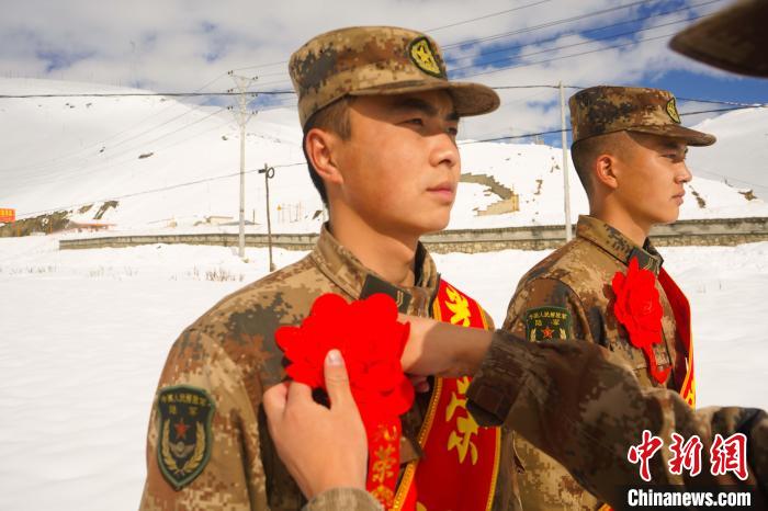 退伍老兵合照留念?！∥鞑厣侥宪姺謪^(qū)某團(tuán)供圖