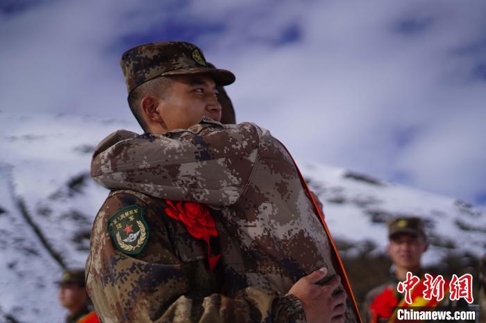 退伍老兵相擁留念。　西藏山南軍分區(qū)某團(tuán)供圖
