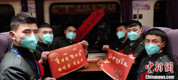 退伍老兵在退伍專(zhuān)列上合影留念。　西藏山南軍分區(qū)某團(tuán)供圖