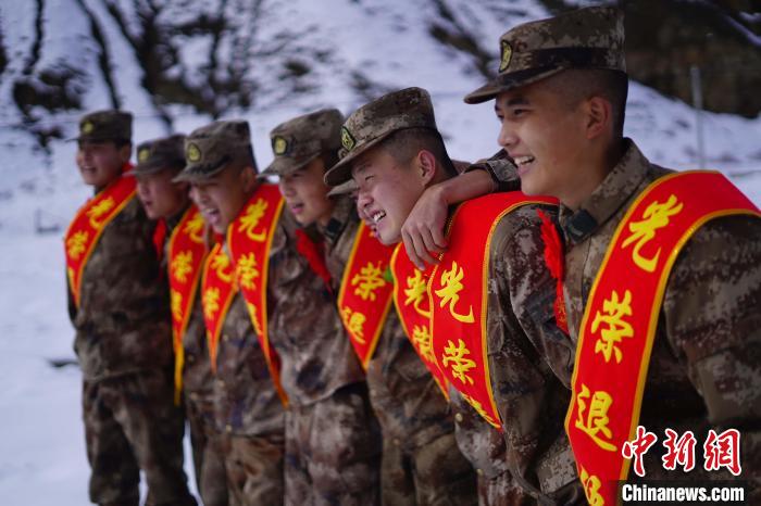 退伍老兵合照留念?！∥鞑厣侥宪姺謪^(qū)某團(tuán)供圖