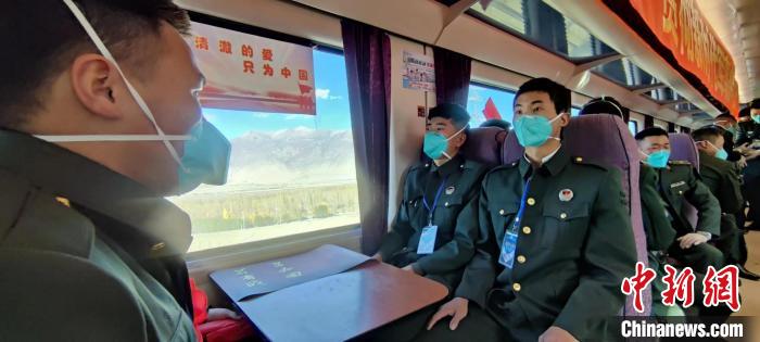 退伍老兵乘坐在退伍專(zhuān)列。　西藏山南軍分區(qū)某團(tuán)供圖