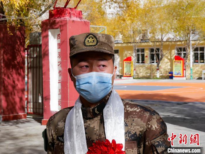 圖為什布奇邊防連退伍老兵臨別前再看一眼連隊(duì)?！詵| 攝