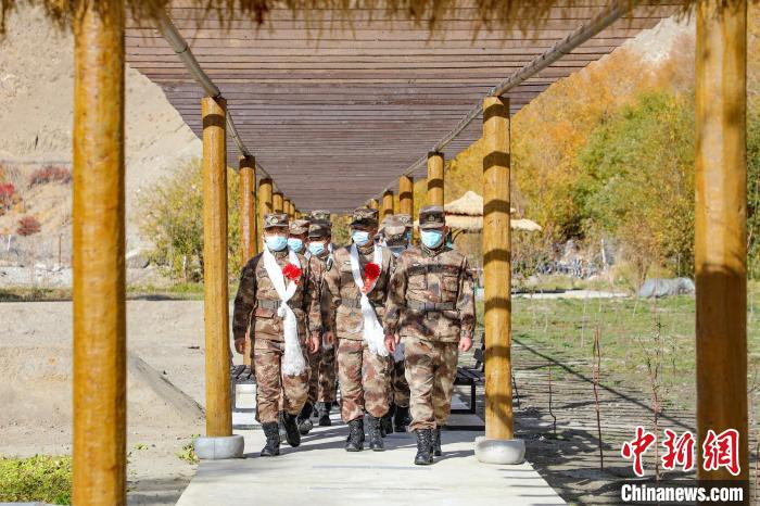 圖為什布奇邊防連退伍老兵臨別前再看一眼連隊(duì)?！詵| 攝
