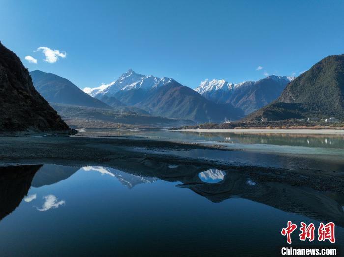 西藏林芝雅魯藏布江和遠處的雪山?！《拘?攝