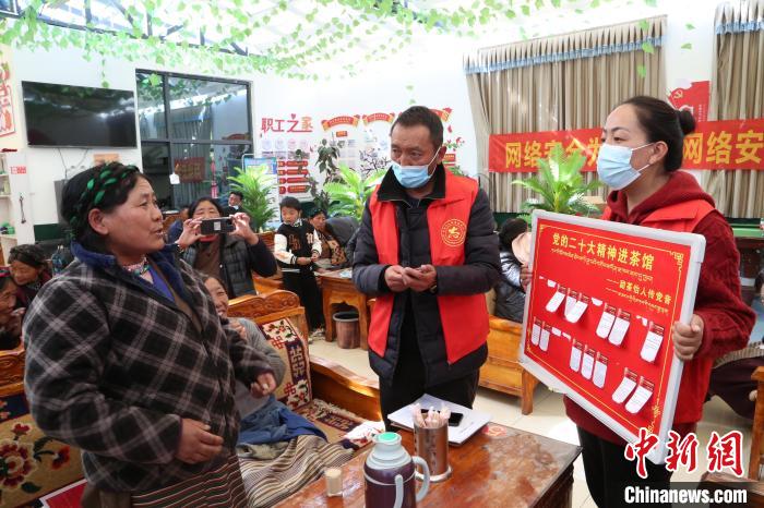 圖為瓊結(jié)縣村民參與問答?！愔闈扇?攝