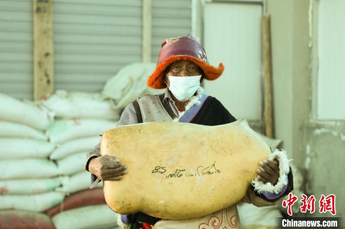 圖為茶措村牧區(qū)改革合作社酥油分紅現(xiàn)場。　索朗仁青 攝