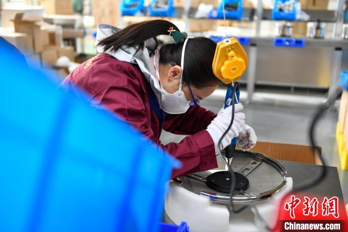 圖為工人正在組裝炊具?！∝暩聛硭?攝