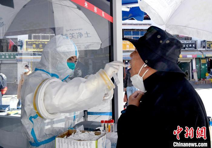 12月7日，拉薩市民正在進(jìn)行核酸檢測?！±盍?攝