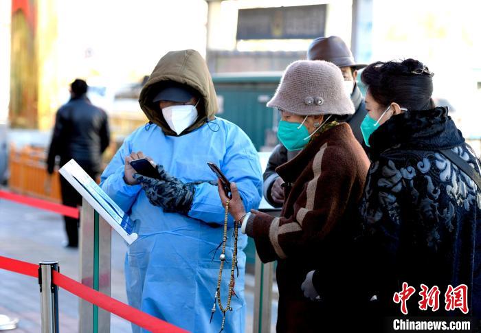 12月7日，拉薩市民掃碼進(jìn)入銀行辦理業(yè)務(wù)?！±盍?攝