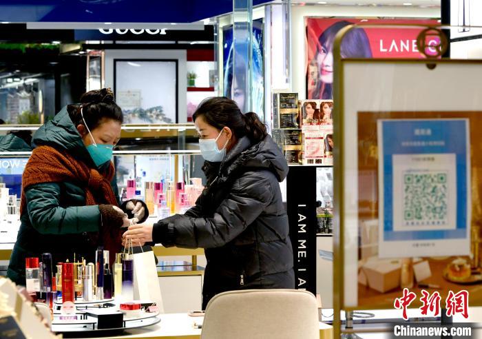12月7日，拉薩，市民掃碼進(jìn)入拉薩百貨大樓選購護(hù)膚品?！±盍?攝