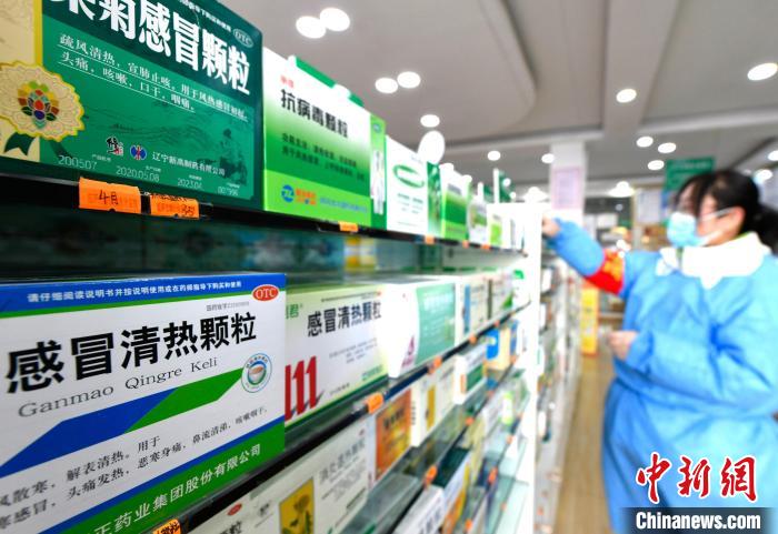 12月7日，拉薩宇拓路一藥店工作人員正在整理店內(nèi)的感冒類藥品?！±盍?攝