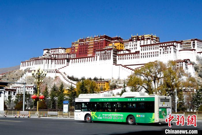 12月7日，一輛公交車從拉薩市城關(guān)區(qū)北京中路駛過?！±盍?攝