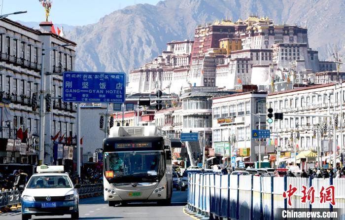 12月7日，一輛公交車從拉薩市城關(guān)區(qū)北京東路駛過?！±盍?攝