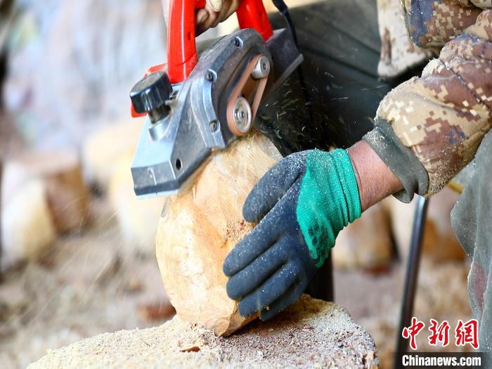 圖為手工藝人正在制作木碗?！〉录?　攝