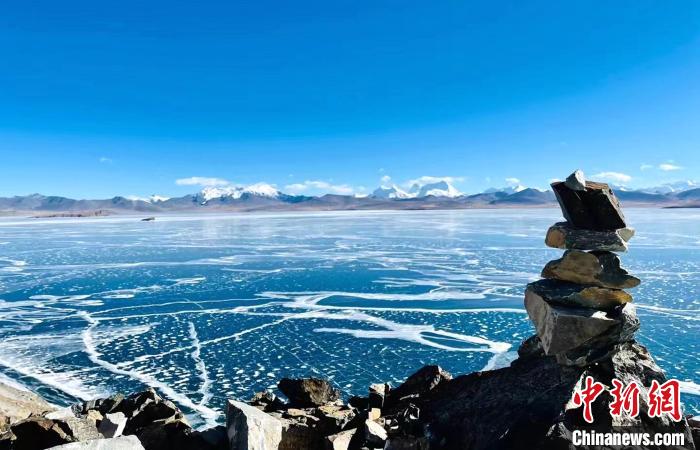 圖為普瑪江塘鄉(xiāng)境內(nèi)的雪山、冰湖美景?！±丝ㄗ涌h網(wǎng)信辦供圖