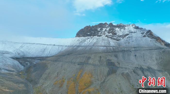 圖為邊壩縣降雪時夏貢拉山段路況。　邊壩縣融媒體中心供圖